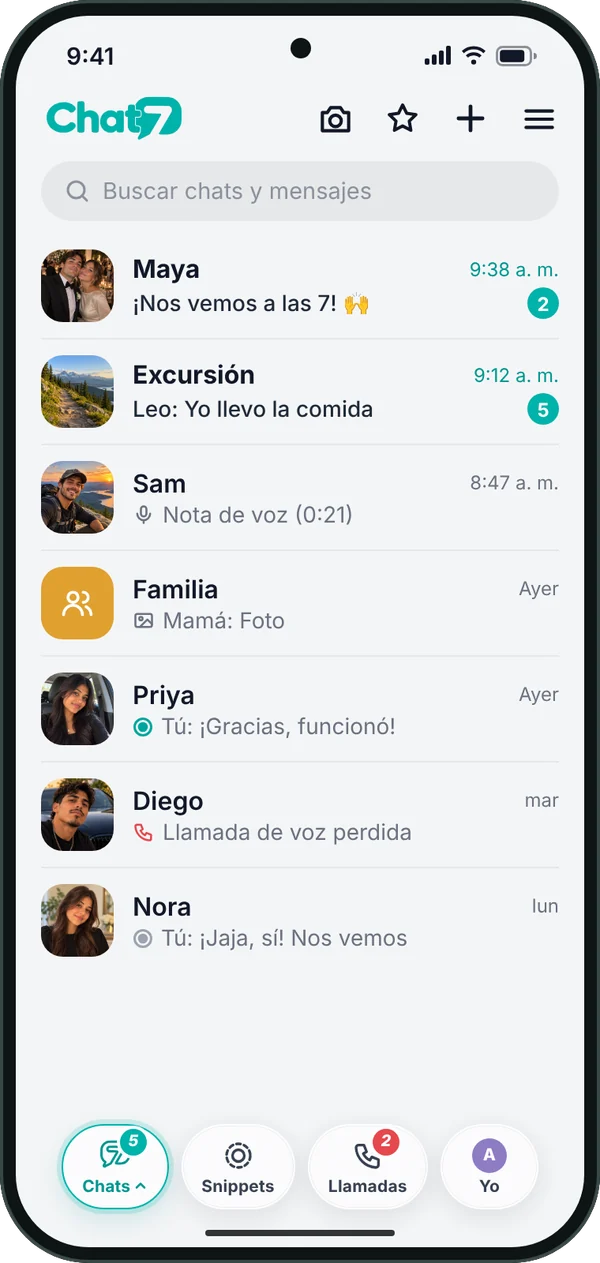 La lista de chats de Chat7, con chats de Maya, Sam y Priya y un grupo llamado Excursión