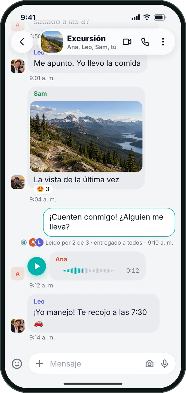 El chat de grupo Excursión con mensajes, una foto compartida y una nota de voz